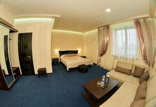 Отель Европа Pokrovsk Улучшенный номер с кроватью размера «king-size»-2