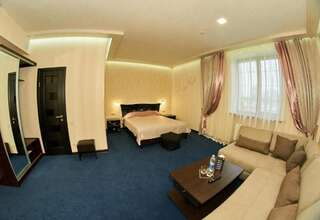 Отель Европа Pokrovsk Улучшенный номер с кроватью размера «king-size»-6